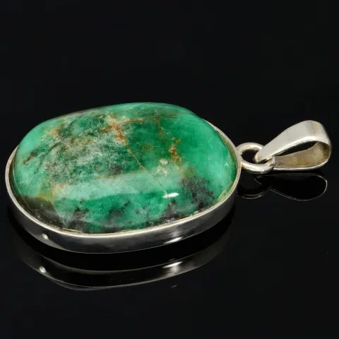 Handgearbeiteter Anhänger mit einem natürlichen, polierten Smaragdgestein (ca. 50,5 ct.) eingefasst in edlem 925 Silber