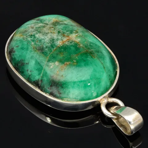 Handgearbeiteter Anhänger mit einem natürlichen, polierten Smaragdgestein (ca. 50,5 ct.) eingefasst in edlem 925 Silber
