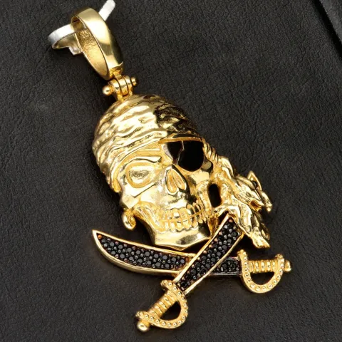 Gold-Anhänger mit Motiv: "Pirat / Totenkopf mit Augenklappe mit gekreuzten Säbeln" in 585er 14K Gelbgold mit schwarzem Zirkoniabesatz