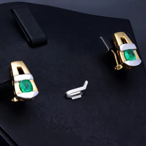 Handgearbeitete bicolor Smaragd-Ohrringe in modernem Design aus 750er (18k) Gold