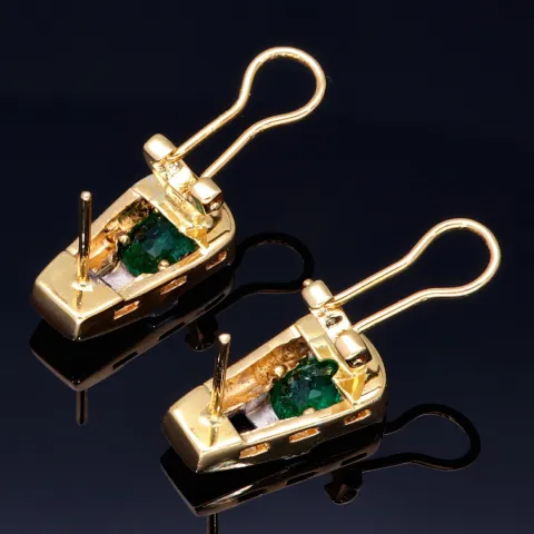 Handgearbeitete bicolor Smaragd-Ohrringe in modernem Design aus 750er (18k) Gold