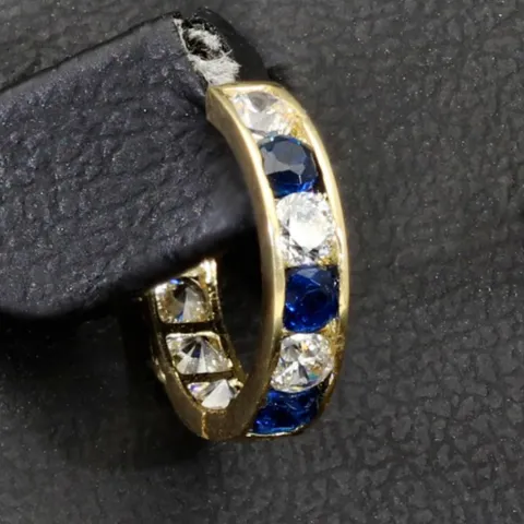 Mini-Creolen aus edlem Gelbgold (585 14K Gold) bestückt mit funkelnden weißen und blauen Zirkoniasteinen