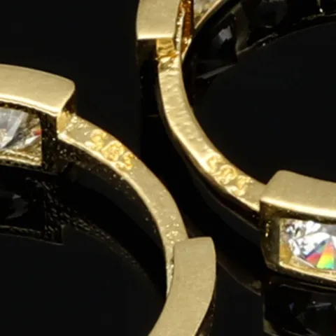 Mini-Creolen aus edlem Gelbgold (585 14K Gold) bestückt mit funkelnden weißen und blauen Zirkoniasteinen