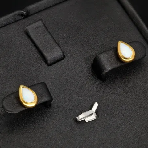 Gold-Ohrstecker aus 14K / 585 Gold, jeweils mit einem in leuchtenden Farben schimmernden Opal-Dublette bestückt