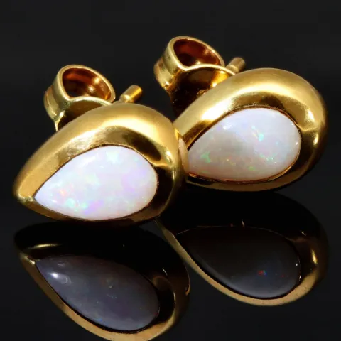 Gold-Ohrstecker aus 14K / 585 Gold, jeweils mit einem in leuchtenden Farben schimmernden Opal-Dublette bestückt