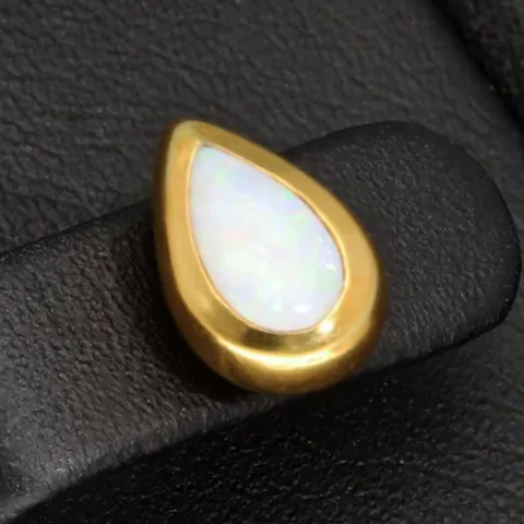 Gold-Ohrstecker aus 14K / 585 Gold, jeweils mit einem in leuchtenden Farben schimmernden Opal-Dublette bestückt