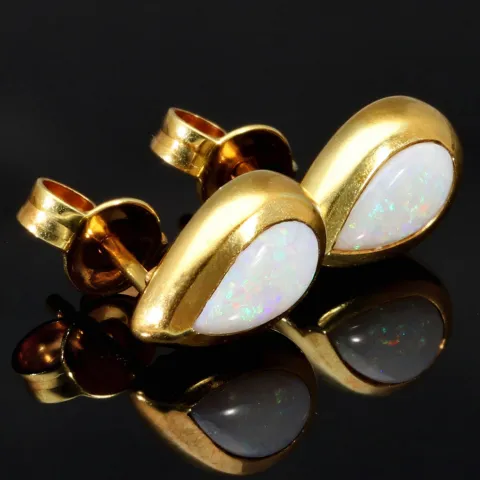 Gold-Ohrstecker aus 14K / 585 Gold, jeweils mit einem in leuchtenden Farben schimmernden Opal-Dublette bestückt