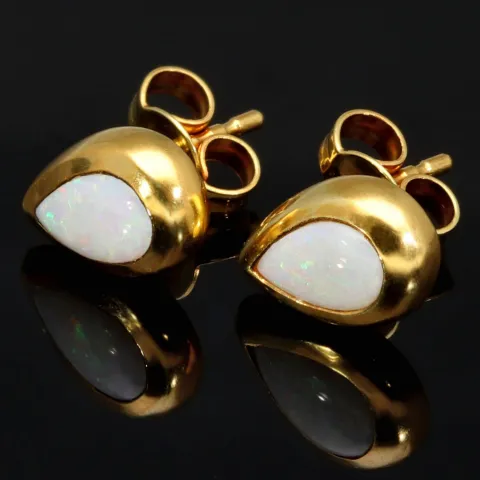 Gold-Ohrstecker aus 14K / 585 Gold, jeweils mit einem in leuchtenden Farben schimmernden Opal-Dublette bestückt