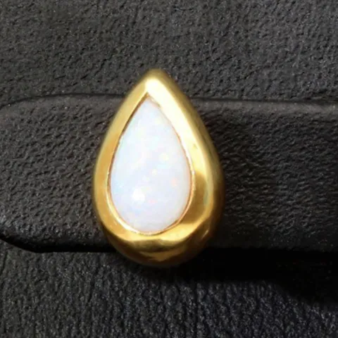 Gold-Ohrstecker aus 14K / 585 Gold, jeweils mit einem in leuchtenden Farben schimmernden Opal-Dublette bestückt