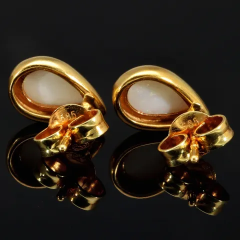 Gold-Ohrstecker aus 14K / 585 Gold, jeweils mit einem in leuchtenden Farben schimmernden Opal-Dublette bestückt