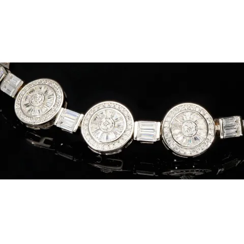 Armband für Damen aus 925 Silber in zeitlosem, filigranen Design, in feinster Präzision besetzt mit vielen funkelnden Zirkoniasteinen (Diamantimitationen) in ca. 19 cm Länge