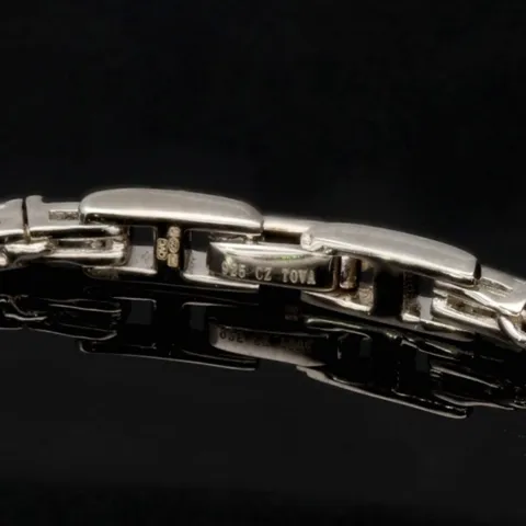 Armband für Damen aus 925 Silber in zeitlosem, filigranen Design, in feinster Präzision besetzt mit vielen funkelnden Zirkoniasteinen (Diamantimitationen) in ca. 19 cm Länge
