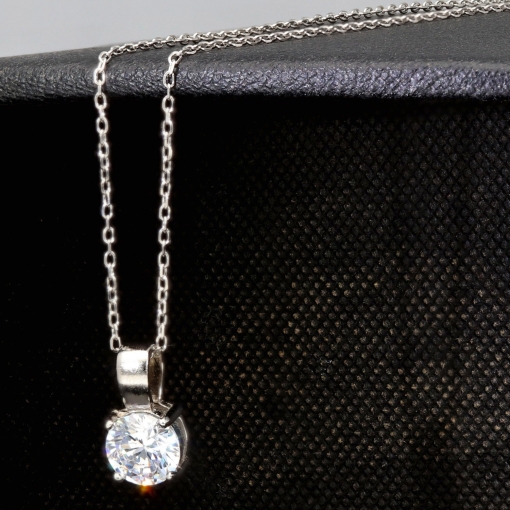 Hochwertig produziertes Schmuckset aus edlem 925er Sterling Silber, bestehend aus einer filigranen Ankerkette und einem Anhänger mit einem größeren in Krappen eingefassten, brillantgeschliffenen Zirkonia (Diamantimitat)
