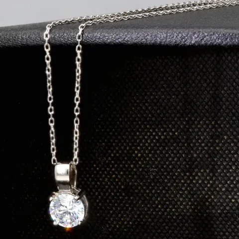 Hochwertig produziertes Schmuckset aus edlem 925er Sterling Silber, bestehend aus einer filigranen Ankerkette und einem Anhänger mit einem größeren in Krappen eingefassten, brillantgeschliffenen Zirkonia (Diamantimitat)