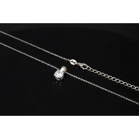 Hochwertig produziertes Schmuckset aus edlem 925er Sterling Silber, bestehend aus einer filigranen Ankerkette und einem Anhänger mit einem größeren in Krappen eingefassten, brillantgeschliffenen Zirkonia (Diamantimitat)