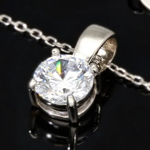 Hochwertig produziertes Schmuckset aus edlem 925er Sterling Silber, bestehend aus einer filigranen Ankerkette und einem Anhänger mit einem größeren in Krappen eingefassten, brillantgeschliffenen Zirkonia (Diamantimitat)