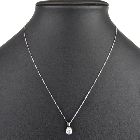 Hochwertig produziertes Schmuckset aus edlem 925er Sterling Silber, bestehend aus einer filigranen Ankerkette und einem Anhänger mit einem größeren in Krappen eingefassten, brillantgeschliffenen Zirkonia (Diamantimitat)