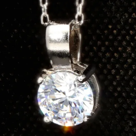 Hochwertig produziertes Schmuckset aus edlem 925er Sterling Silber, bestehend aus einer filigranen Ankerkette und einem Anhänger mit einem größeren in Krappen eingefassten, brillantgeschliffenen Zirkonia (Diamantimitat)