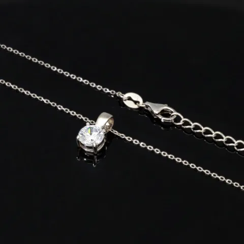 Hochwertig produziertes Schmuckset aus edlem 925er Sterling Silber, bestehend aus einer filigranen Ankerkette und einem Anhänger mit einem größeren in Krappen eingefassten, brillantgeschliffenen Zirkonia (Diamantimitat)