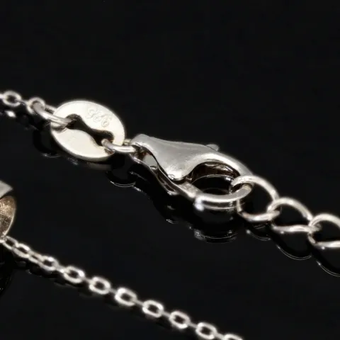 Hochwertig produziertes Schmuckset aus edlem 925er Sterling Silber, bestehend aus einer filigranen Ankerkette und einem Anhänger mit einem größeren in Krappen eingefassten, brillantgeschliffenen Zirkonia (Diamantimitat)
