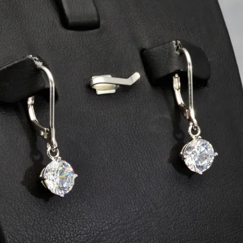Ohrringe in feinem Glanz: Zirkoniasteine im Brillantschliff treffen auf rhodiniertes Sterlingsilber (925)