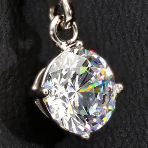 Ohrringe in feinem Glanz: Zirkoniasteine im Brillantschliff treffen auf rhodiniertes Sterlingsilber (925)