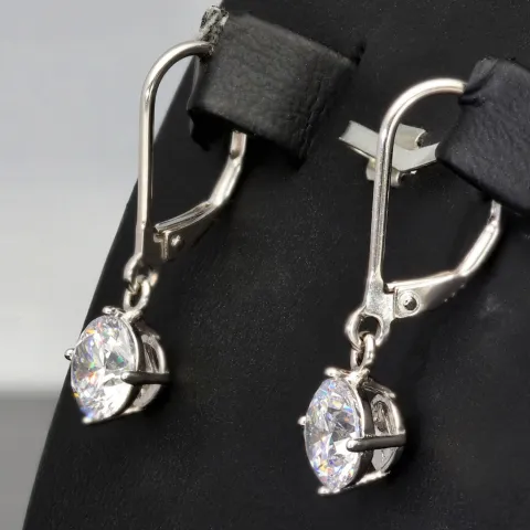 Ohrringe in feinem Glanz: Zirkoniasteine im Brillantschliff treffen auf rhodiniertes Sterlingsilber (925)