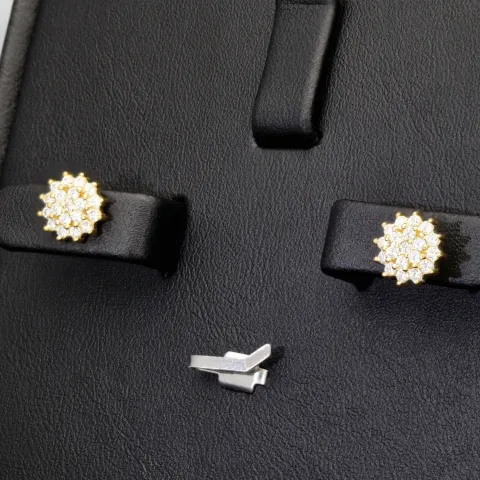 Feine Ohrstecker mit funkelnden Zirkonia (Diamant-Imitation-Steine, Brillantschliff) auf edlem 925er Silber, vergoldet