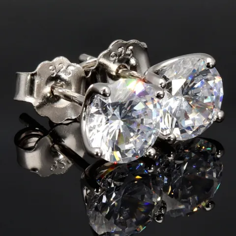 Funkelnde Ohrstecker aus rhodiniertem 925er Sterlingsilber mit Zirkonia (Diamant-Imitation-Steine, Brillantschliff) in Krappen gefasst