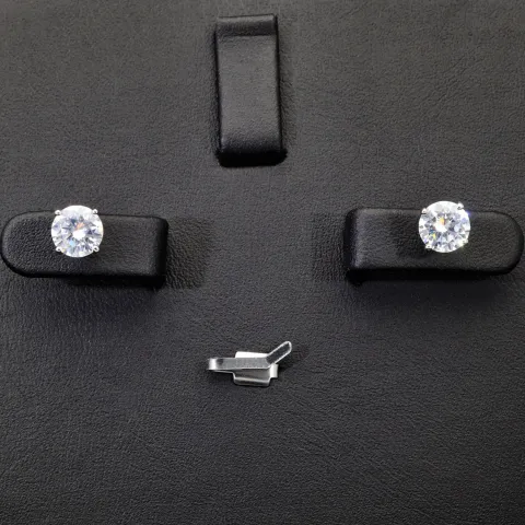 Funkelnde Ohrstecker aus rhodiniertem 925er Sterlingsilber mit Zirkonia (Diamant-Imitation-Steine, Brillantschliff) in Krappen gefasst