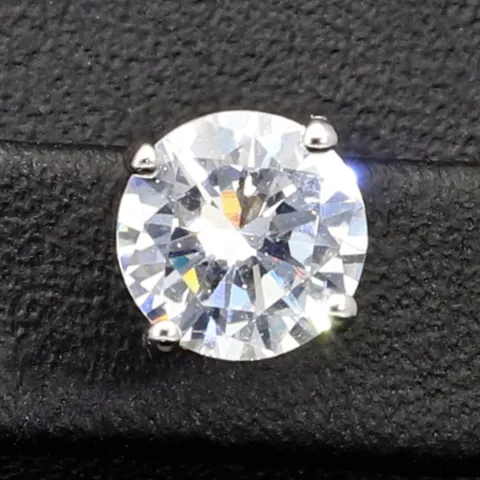 Funkelnde Ohrstecker aus rhodiniertem 925er Sterlingsilber mit Zirkonia (Diamant-Imitation-Steine, Brillantschliff) in Krappen gefasst