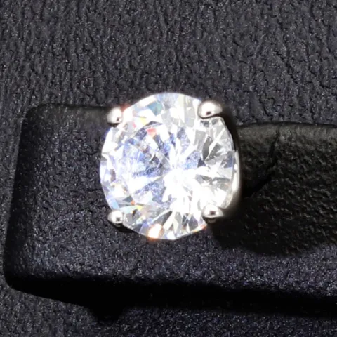Funkelnde Ohrstecker aus rhodiniertem 925er Sterlingsilber mit Zirkonia (Diamant-Imitation-Steine, Brillantschliff) in Krappen gefasst