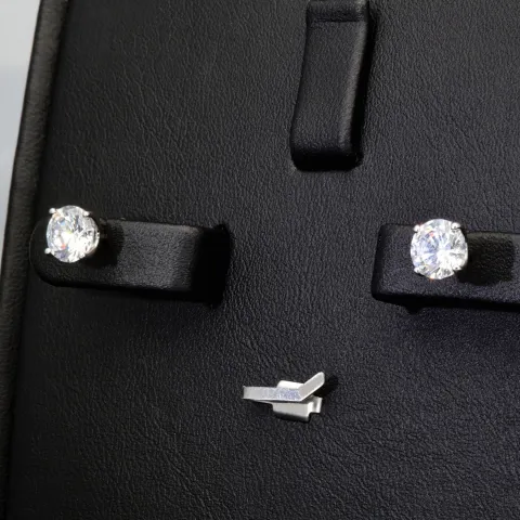 Funkelnde Ohrstecker aus rhodiniertem 925er Sterlingsilber mit Zirkonia (Diamant-Imitation-Steine, Brillantschliff) in Krappen gefasst