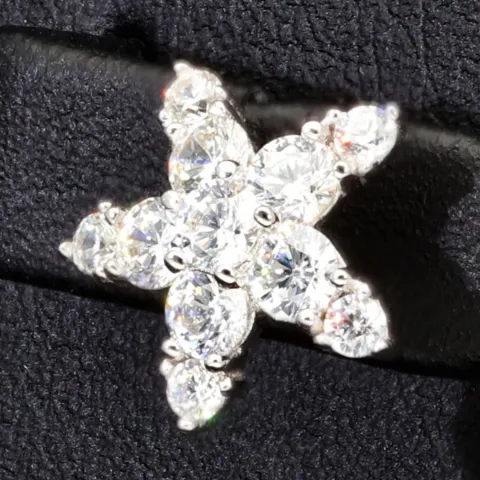 Glänzende Stern-Ohrstecker aus hochwertigem 925er Sterlingsilber mit funkelnden Zirkonia in Krappen gefasst