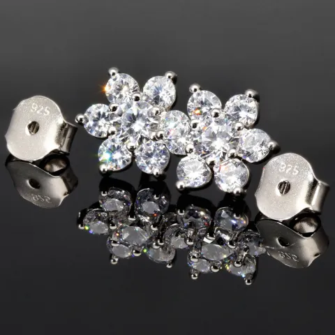 Elegante Blumen-Ohrstecker aus 925er Sterlingsilber mit Zirkoniasteinen stilvoll in Krappen gefasst