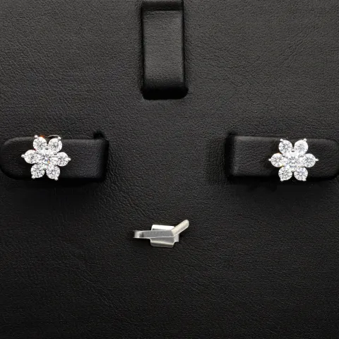 Elegante Blumen-Ohrstecker aus 925er Sterlingsilber mit Zirkoniasteinen stilvoll in Krappen gefasst