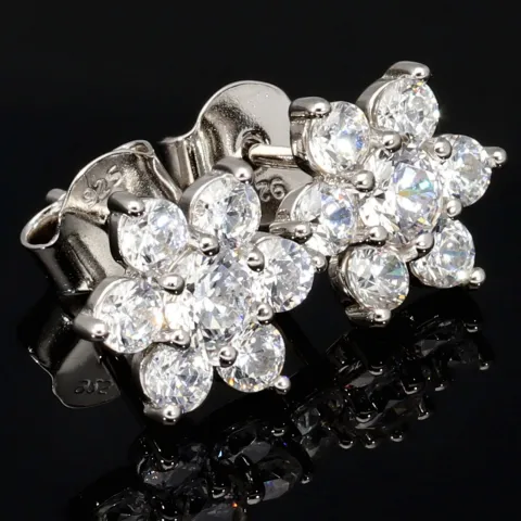 Elegante Blumen-Ohrstecker aus 925er Sterlingsilber mit Zirkoniasteinen stilvoll in Krappen gefasst