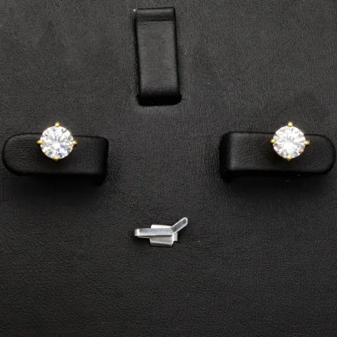Edle Ohrstecker aus vergoldetem 925er Sterlingsilber mit funkelndem Zirkonia im Brillantschliff (Diamantoptik)
