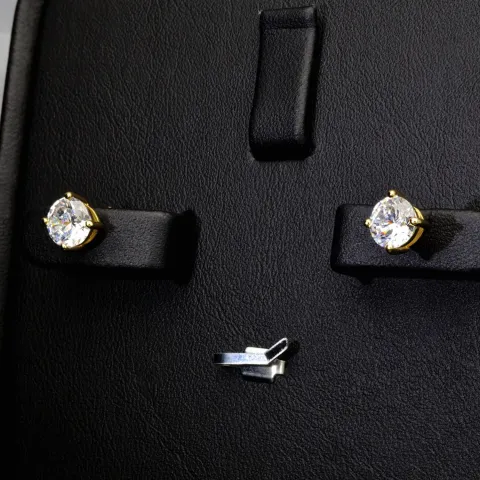Edle Ohrstecker aus vergoldetem 925er Sterlingsilber mit funkelndem Zirkonia im Brillantschliff (Diamantoptik)