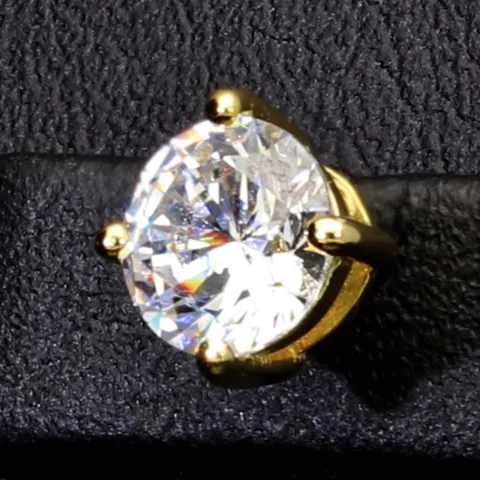 Edle Ohrstecker aus vergoldetem 925er Sterlingsilber mit funkelndem Zirkonia im Brillantschliff (Diamantoptik)