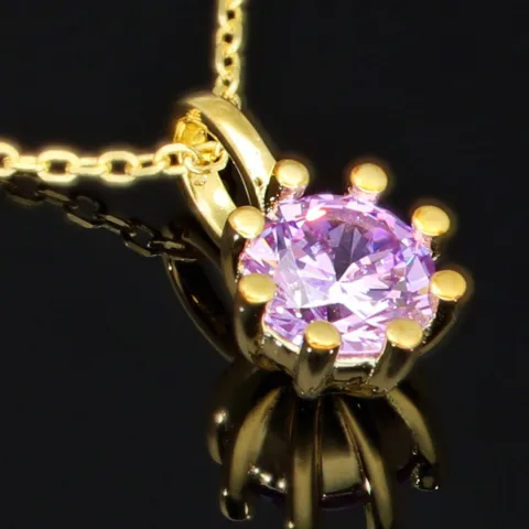 Exquisites Schmuckset - Kette mit Anhänger aus Sterling Silber 925, vergoldet, mit einem in Krappen gefassten, fliederfarbenen Zirkonia (Diamantimitat 1,00 ct. Brillantschliff)