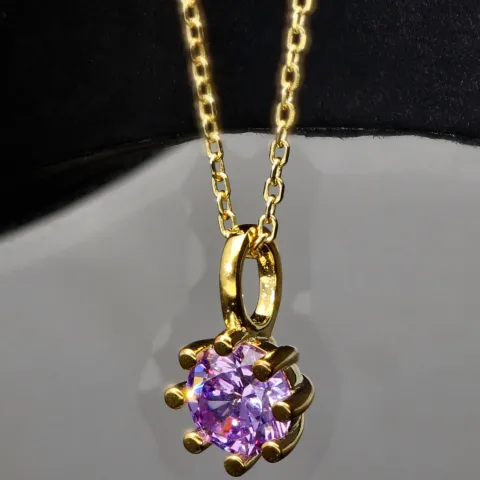 Exquisites Schmuckset - Kette mit Anhänger aus Sterling Silber 925, vergoldet, mit einem in Krappen gefassten, fliederfarbenen Zirkonia (Diamantimitat 1,00 ct. Brillantschliff)