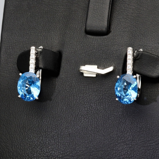 Edle Ohrringe / Ohrboutons aus 925 Sterling Silber bestückt mit 2 großen, leuchtenden blauen Zirkoniasteinen und 10 brillantgeschliffene, strahlende weiße Zirkonia