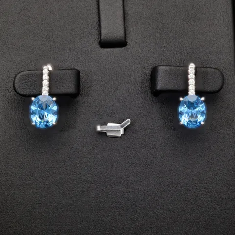 Edle Ohrringe / Ohrboutons aus 925 Sterling Silber bestückt mit 2 großen, leuchtenden blauen Zirkoniasteinen und 10 brillantgeschliffene, strahlende weiße Zirkonia