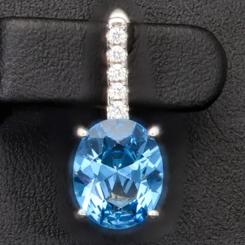 Edle Ohrringe / Ohrboutons aus 925 Sterling Silber bestückt mit 2 großen, leuchtenden blauen Zirkoniasteinen und 10 brillantgeschliffene, strahlende weiße Zirkonia