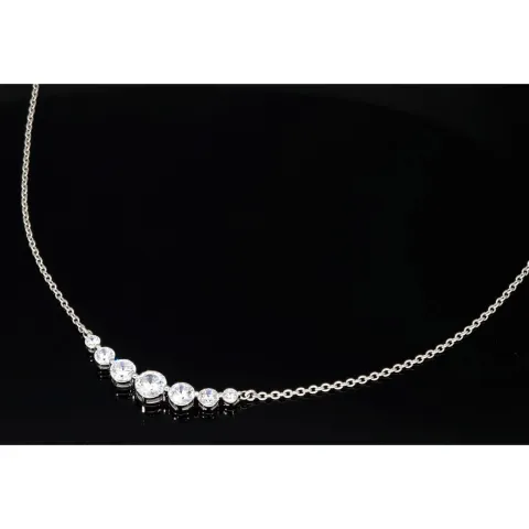 Exquisites Collier aus Sterling Silber 925, rhodiniert und poliert, mit eingearbeitetem Zierelement, bestückt mit größeren, eingefassten Zirkonia (Diamantimitat, Brillantschliff) ca. 44-49 cm Länge verstellbar