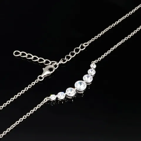 Exquisites Collier aus Sterling Silber 925, rhodiniert und poliert, mit eingearbeitetem Zierelement, bestückt mit größeren, eingefassten Zirkonia (Diamantimitat, Brillantschliff) ca. 44-49 cm Länge verstellbar