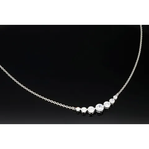 Exquisites Collier aus Sterling Silber 925, rhodiniert und poliert, mit eingearbeitetem Zierelement, bestückt mit größeren, eingefassten Zirkonia (Diamantimitat, Brillantschliff) ca. 44-49 cm Länge verstellbar