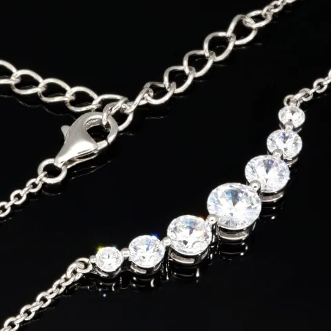 Exquisites Collier aus Sterling Silber 925, rhodiniert und poliert, mit eingearbeitetem Zierelement, bestückt mit größeren, eingefassten Zirkonia (Diamantimitat, Brillantschliff) ca. 44-49 cm Länge verstellbar