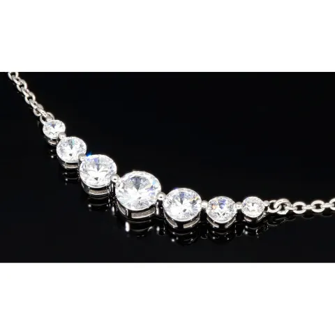 Exquisites Collier aus Sterling Silber 925, rhodiniert und poliert, mit eingearbeitetem Zierelement, bestückt mit größeren, eingefassten Zirkonia (Diamantimitat, Brillantschliff) ca. 44-49 cm Länge verstellbar